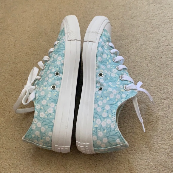 Converse Sneaker - Picture 4 of 10